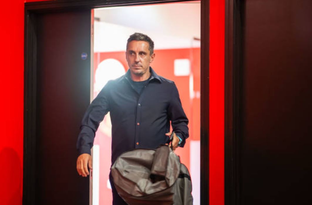 Neville tin Man United có hàng tiền vệ dày hơn Liverppol.